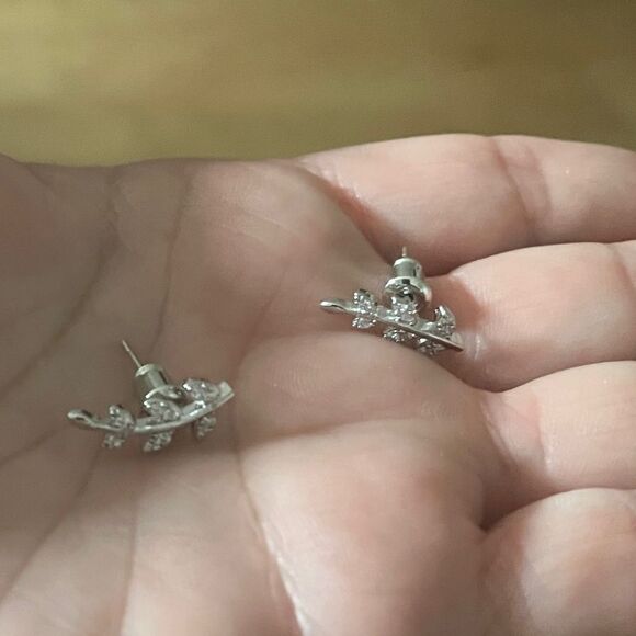 The Mini Leaf dainty stud earrings in cubic zirconia and 925 - Picture 7 of 10